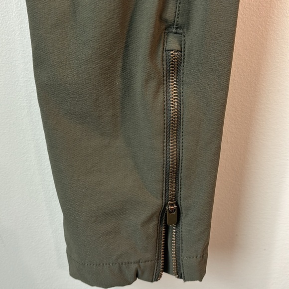 Athleta nylon pants with zippered pkts & ankle size 4. Ex. Cond. - Picture 6 of 10